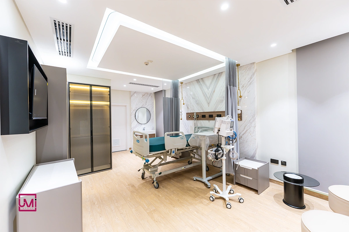 UMi - Exhibition Stand Designers Dubai - تشطيبات مستشفيات في الإمارات | مستشفى EHS خورفكان – UMI Group غرفة مريض حديثة ضمن مشروع تشطيبات مستشفى EHS خورفكان في الإمارات من تنفيذ UMI Group – Healthcare Interior Fit-Out UAE